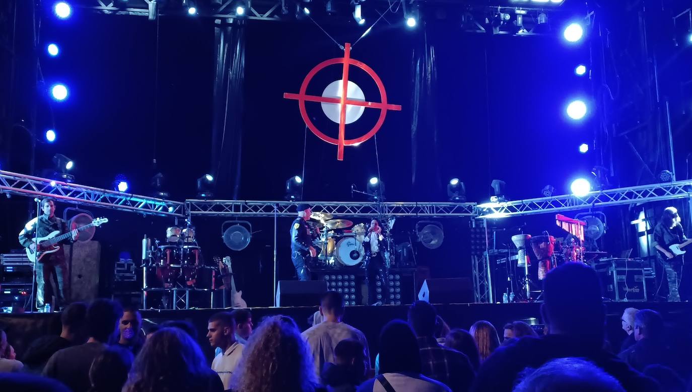 'Amistades Peligrosas' puso el gran broche a las fiestas patronales de Cármenes, que han regresado tras dos años de parón por la pandemia