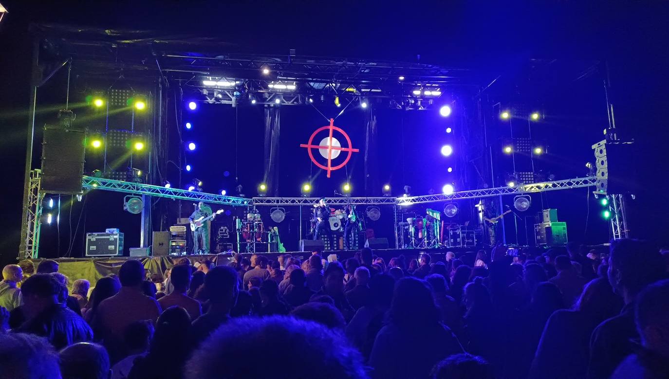 'Amistades Peligrosas' puso el gran broche a las fiestas patronales de Cármenes, que han regresado tras dos años de parón por la pandemia