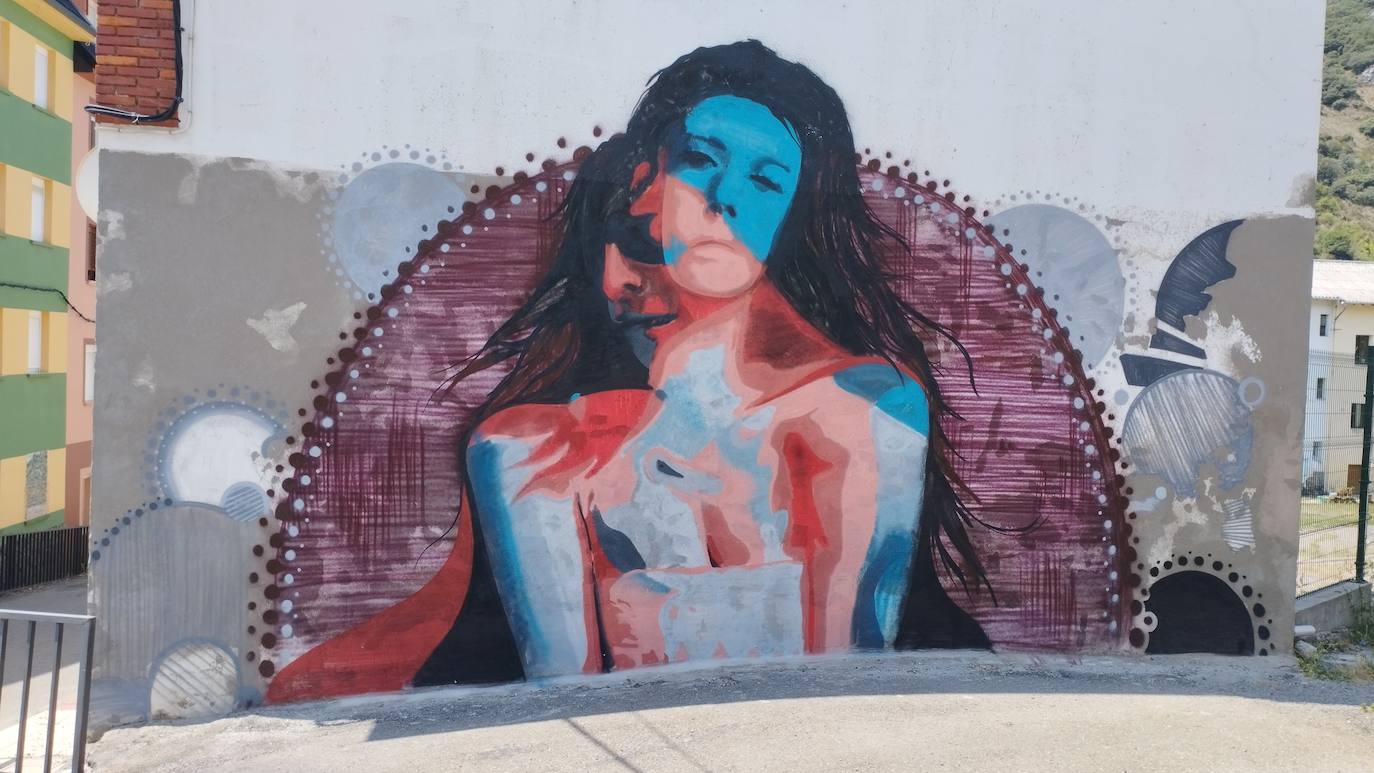 Varias paredes de la localidad leonesa han ganado en colorido y arte con distintas obras murales pintadas sobre ellas.