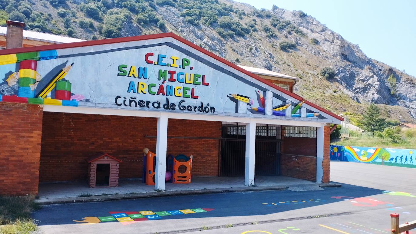 Varias paredes de la localidad leonesa han ganado en colorido y arte con distintas obras murales pintadas sobre ellas.