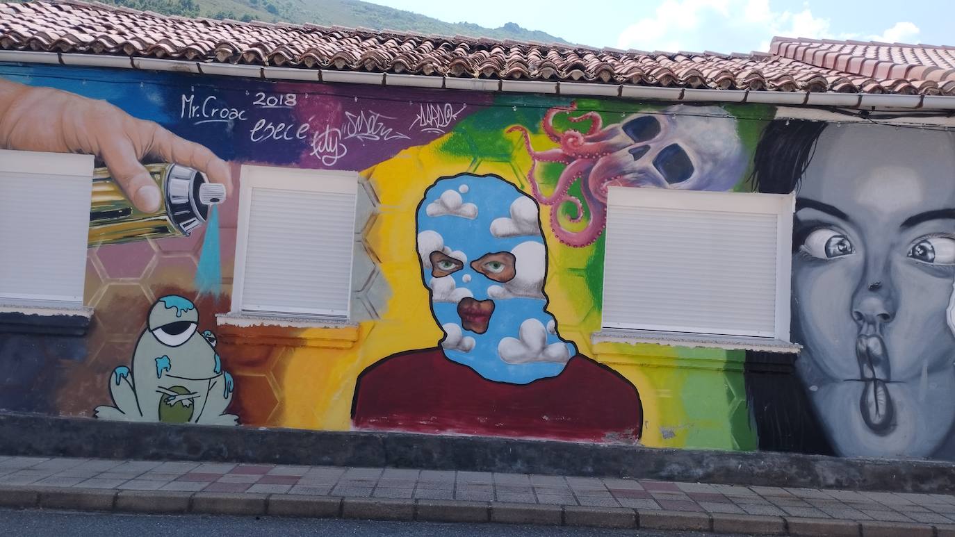 Varias paredes de la localidad leonesa han ganado en colorido y arte con distintas obras murales pintadas sobre ellas.