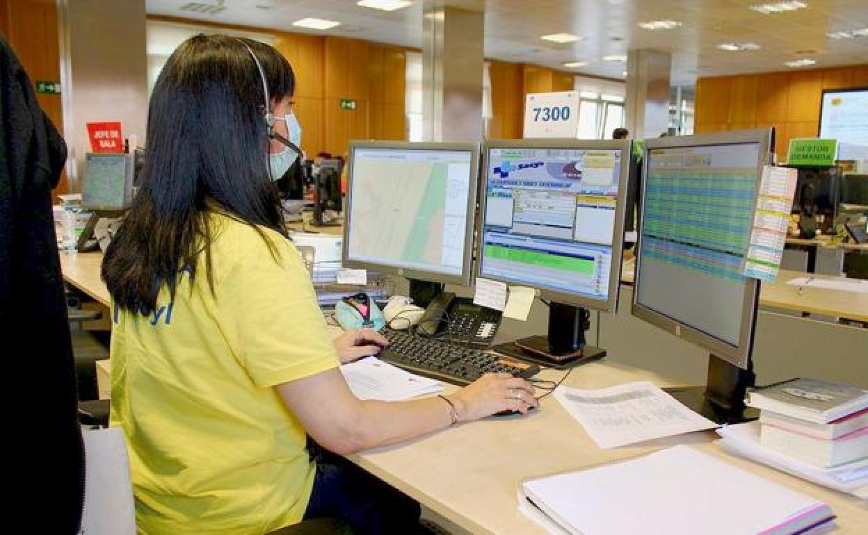 Imagen de archivo de asistente 112 en llamadas en León. 