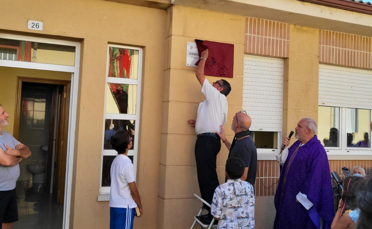 Destapando la placa conmemorativa de Gildo-Hermenegildo Ferrero Rodríguez, en la localidad leonesa de San Pedro de las Dueñas. 