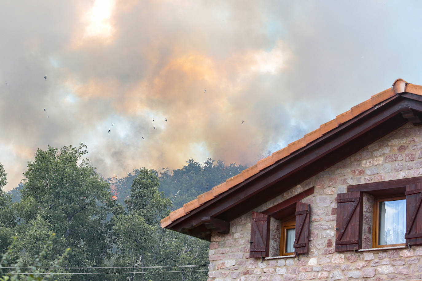 Incendio en el barrio de la Estación de Matallana de Torío