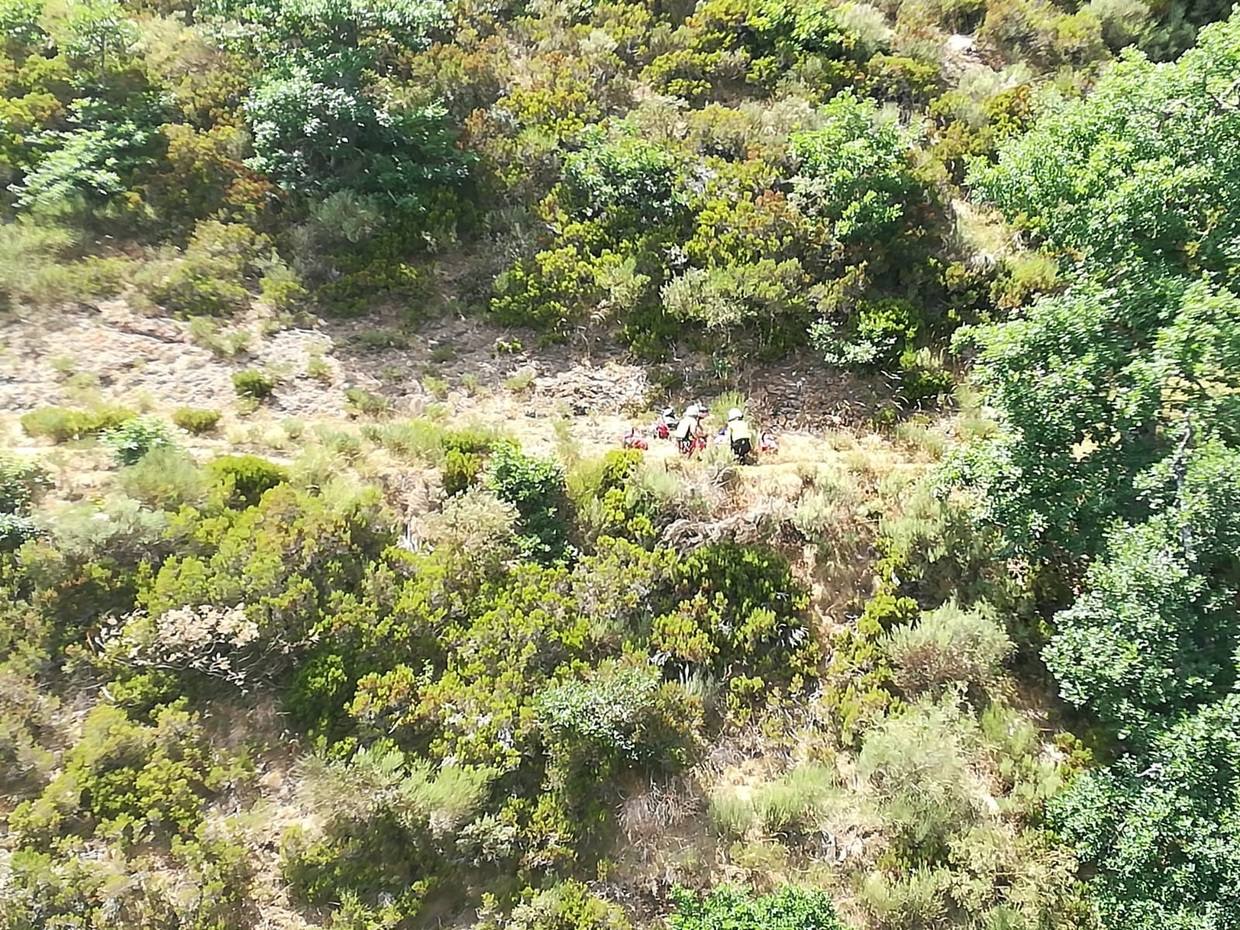 Imagen aérea del rescate a un ciclista herido llevado a cabo por el 112 e Posada de Valdeón.