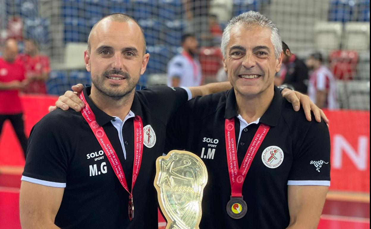 Isidoro Martínez, posa con el trofeo del Campeonato de Asia de Balonmano Junior. 