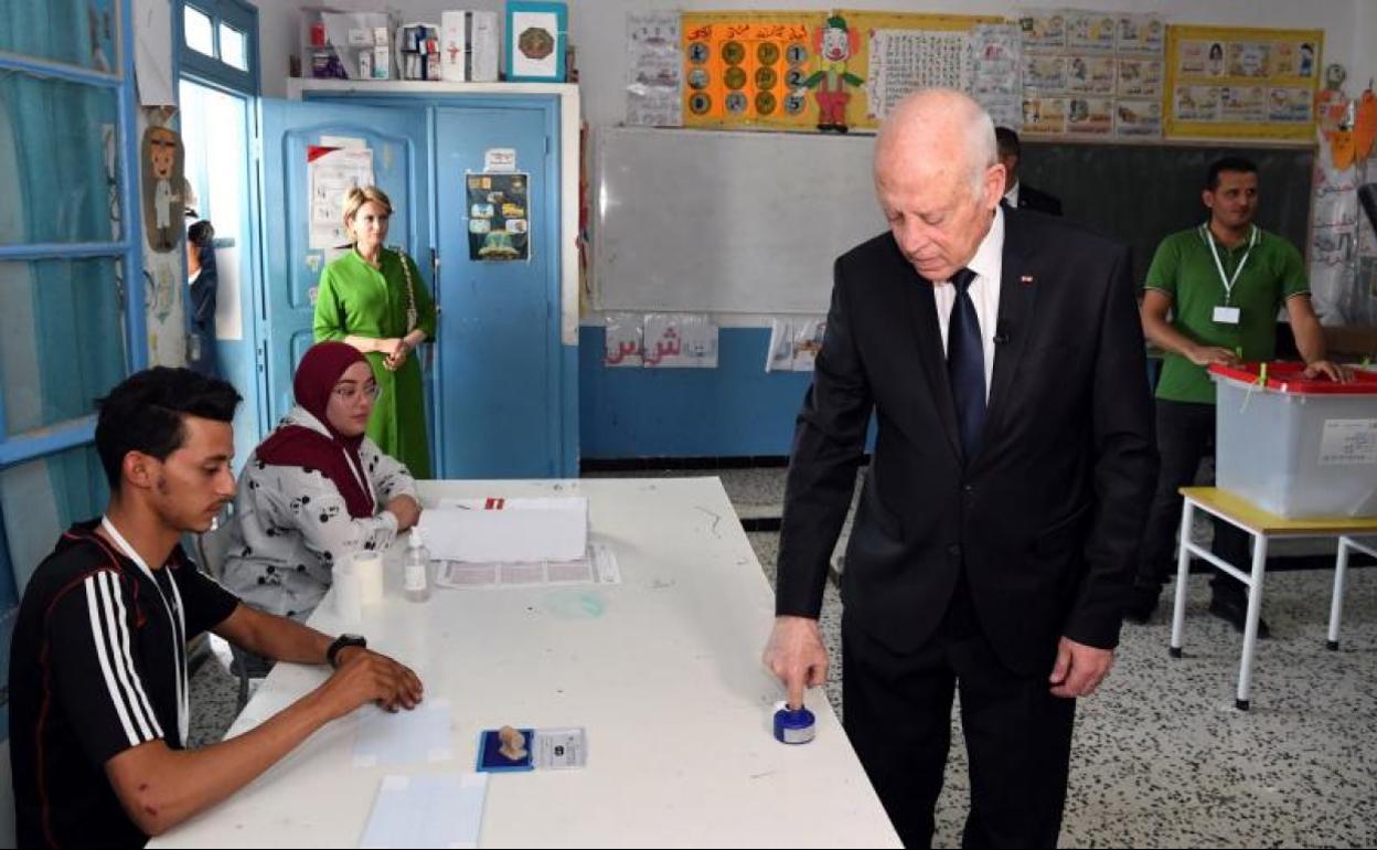 El presidente tunecino, Kais Saied, tras votar este lunes. 