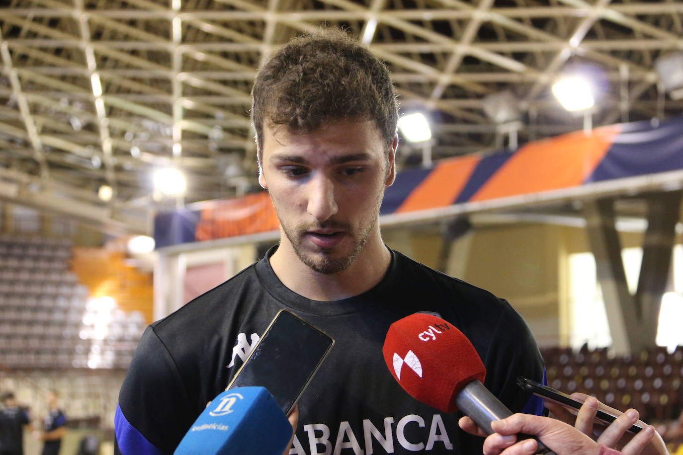 La plantilla del Ademar realiza flexiones en medio de la cancha del Palacio de los Deportes. 