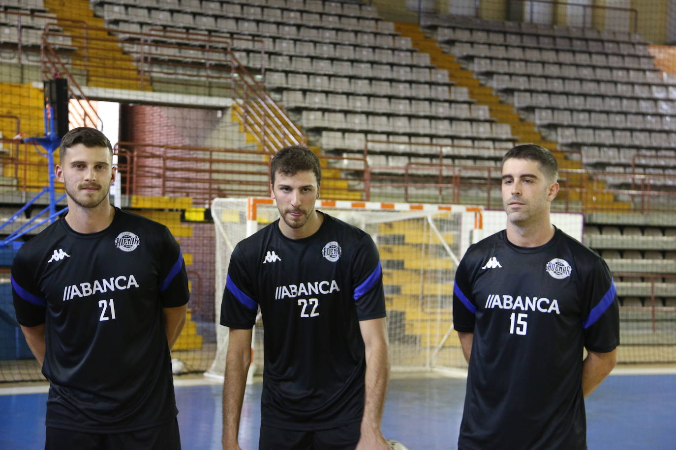 La plantilla del Ademar realiza flexiones en medio de la cancha del Palacio de los Deportes. 