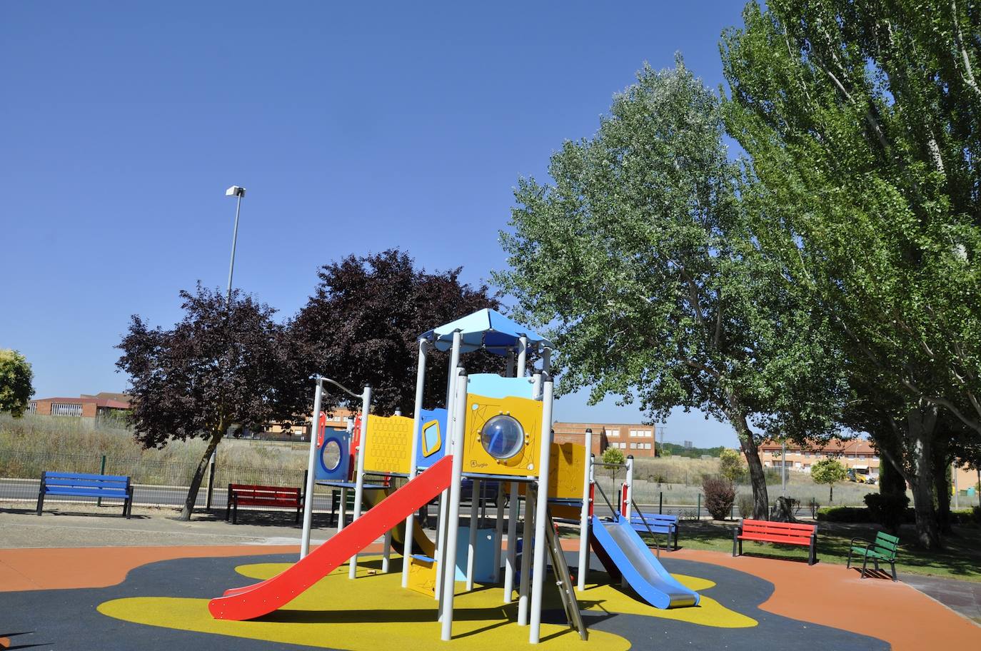 Imagen de los nuevos columpios del parque de Vallezate