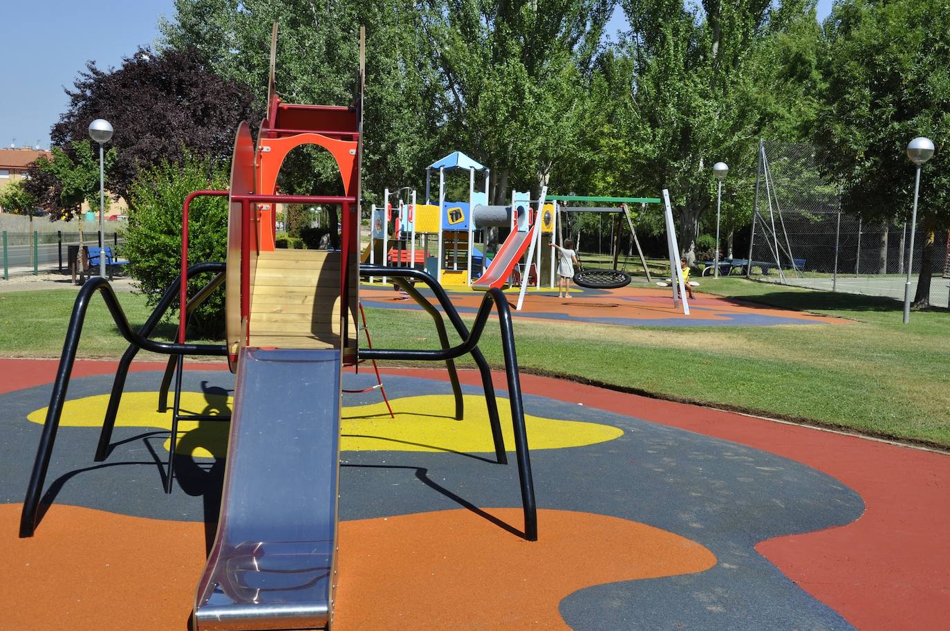 Imagen de los nuevos columpios del parque de Vallezate