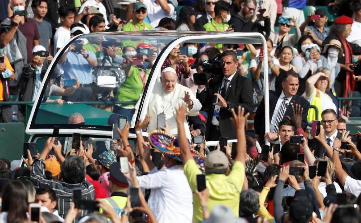 El Papa Francisco saluda a la multitud reunida en el estadio Commonwealth de Edmonton.