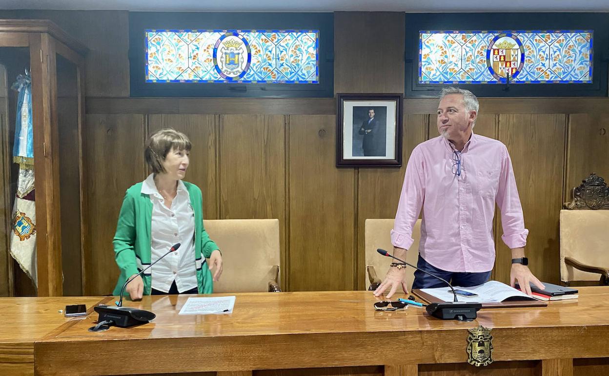 Los concejales de Hacienda y Personal, durante la comparecencia tras la comisiones informativas. 