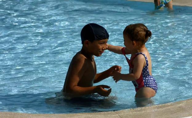 Las piscinas de Toral ofrceen varias actividades para niños.