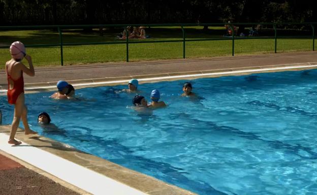 La piscina de Toral de los Guzmanes ofrece la combinación perfecta entre tranquilidad y actividades para no aburrirte. 