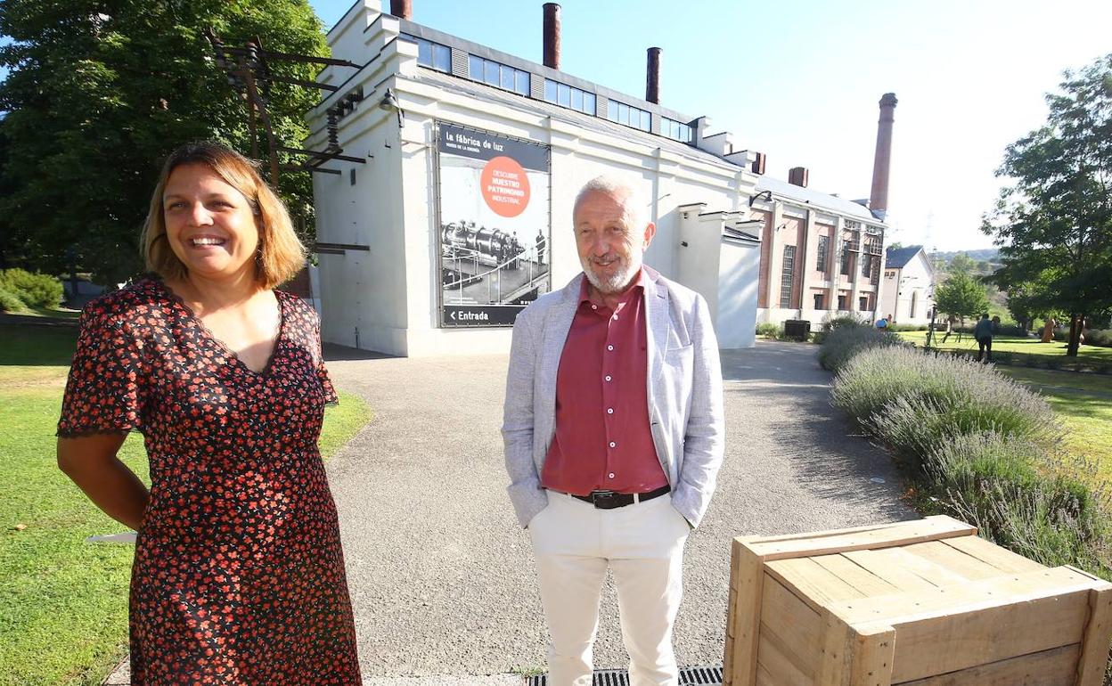 El director general de la Fundación Ciudad de la Energía, Arsenio Terrón, junto a la directora de La Fábrica de Luz. Museo de la Energía, Yasodhara López, durante su comparecencia ante los medios después de que el Consejo de Ministros dé verde al Real Decreto por el que se declara la antigua central de la Minero Siderúrgica de Ponferrada como Bien de Interés Cultural.