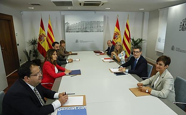 Las delegaciones del Gobierno y de la Generalitat, durante la reunión de la Mesa de Diálogo 