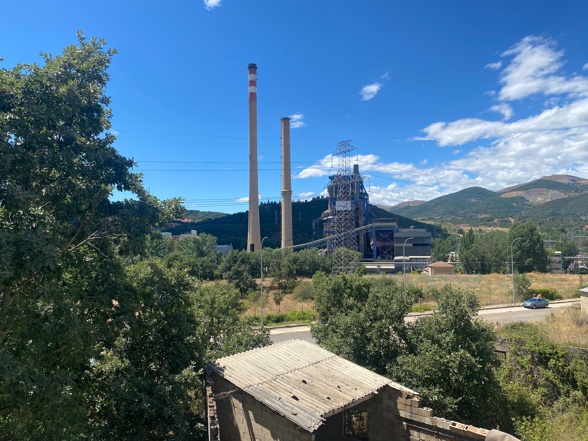 Fotos: Demolición de la chimenea de La Robla