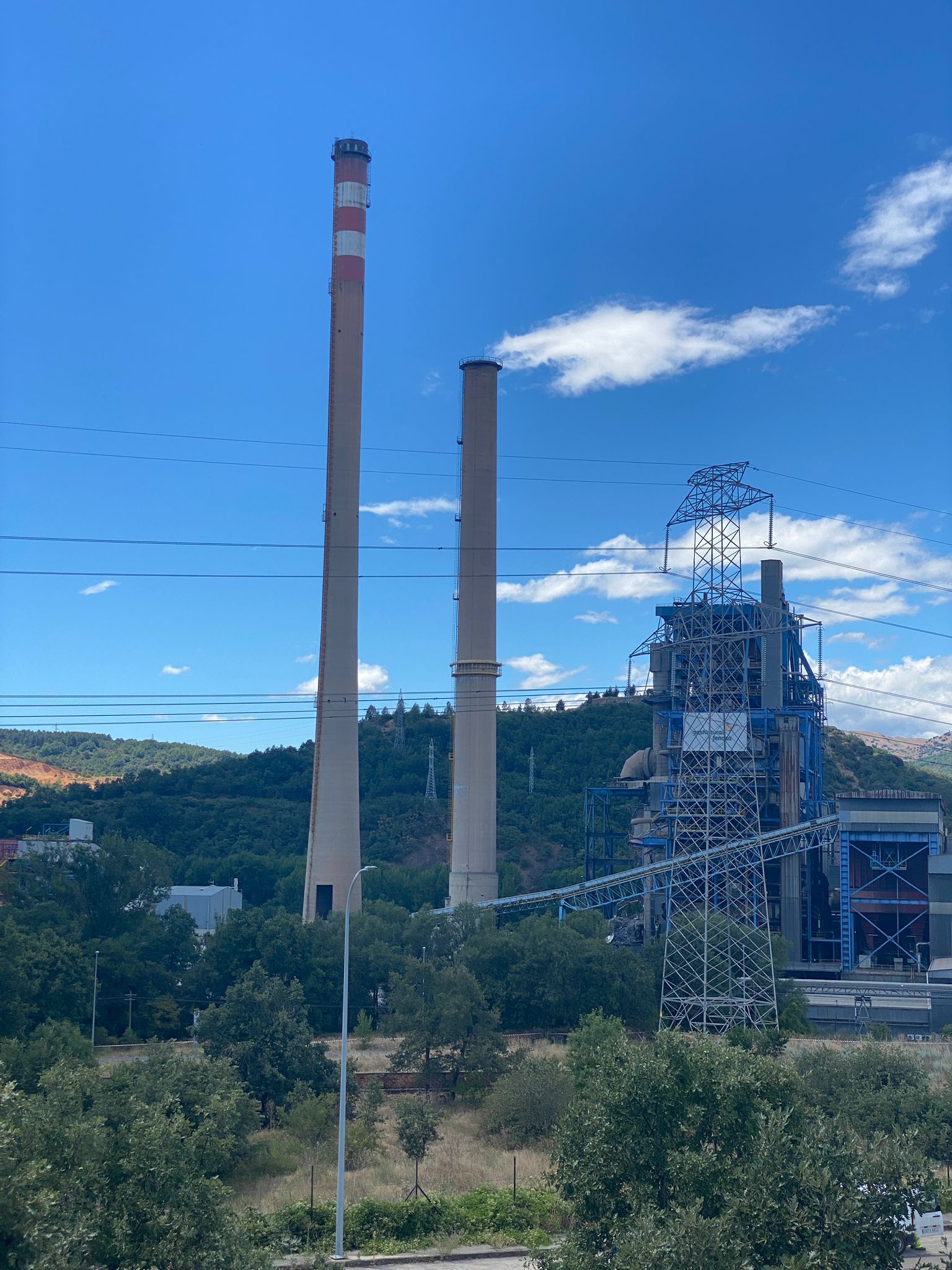 Fotos: Demolición de la chimenea de La Robla