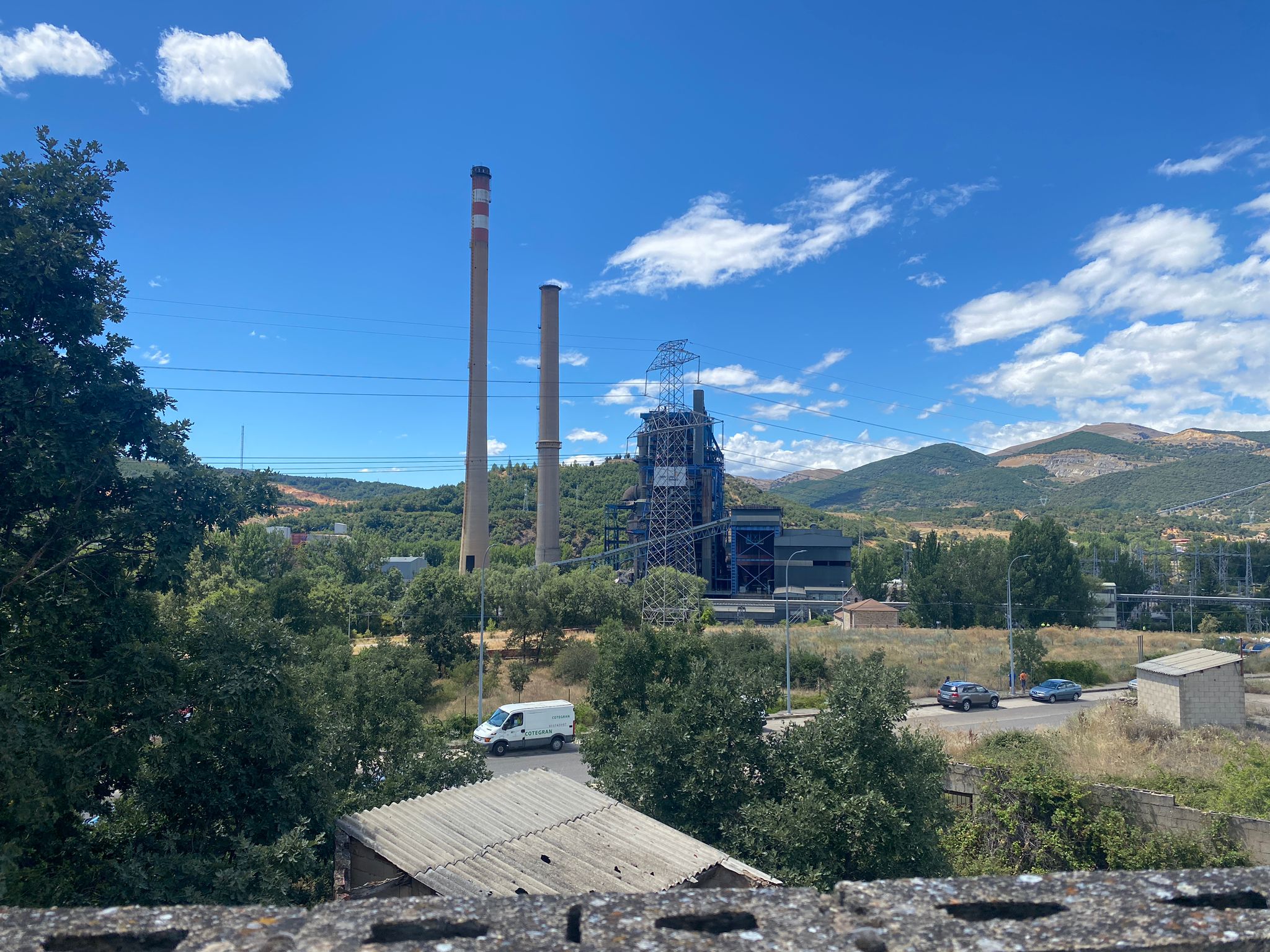 Fotos: Demolición de la chimenea de La Robla