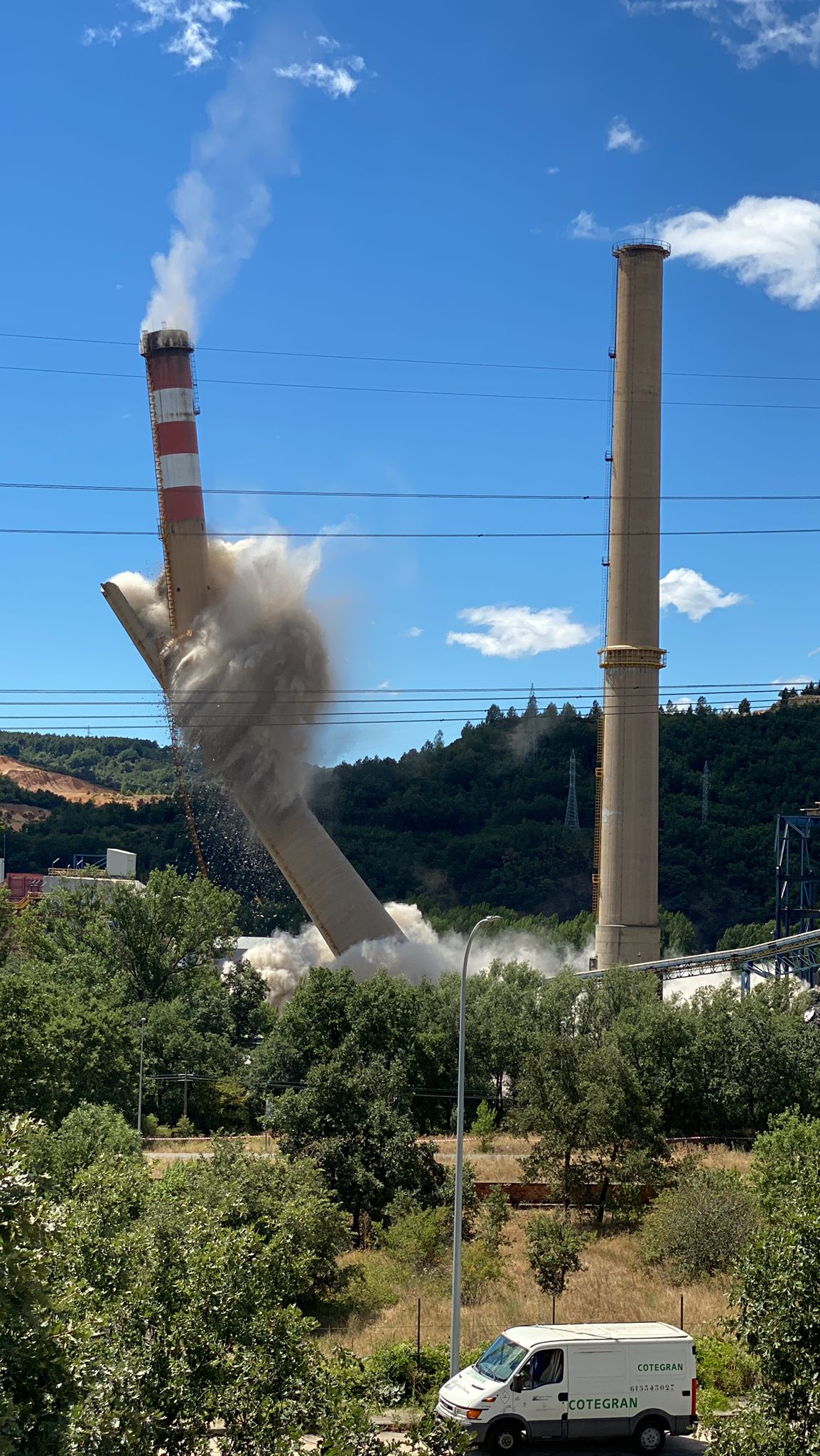 Fotos: Demolición de la chimenea de La Robla