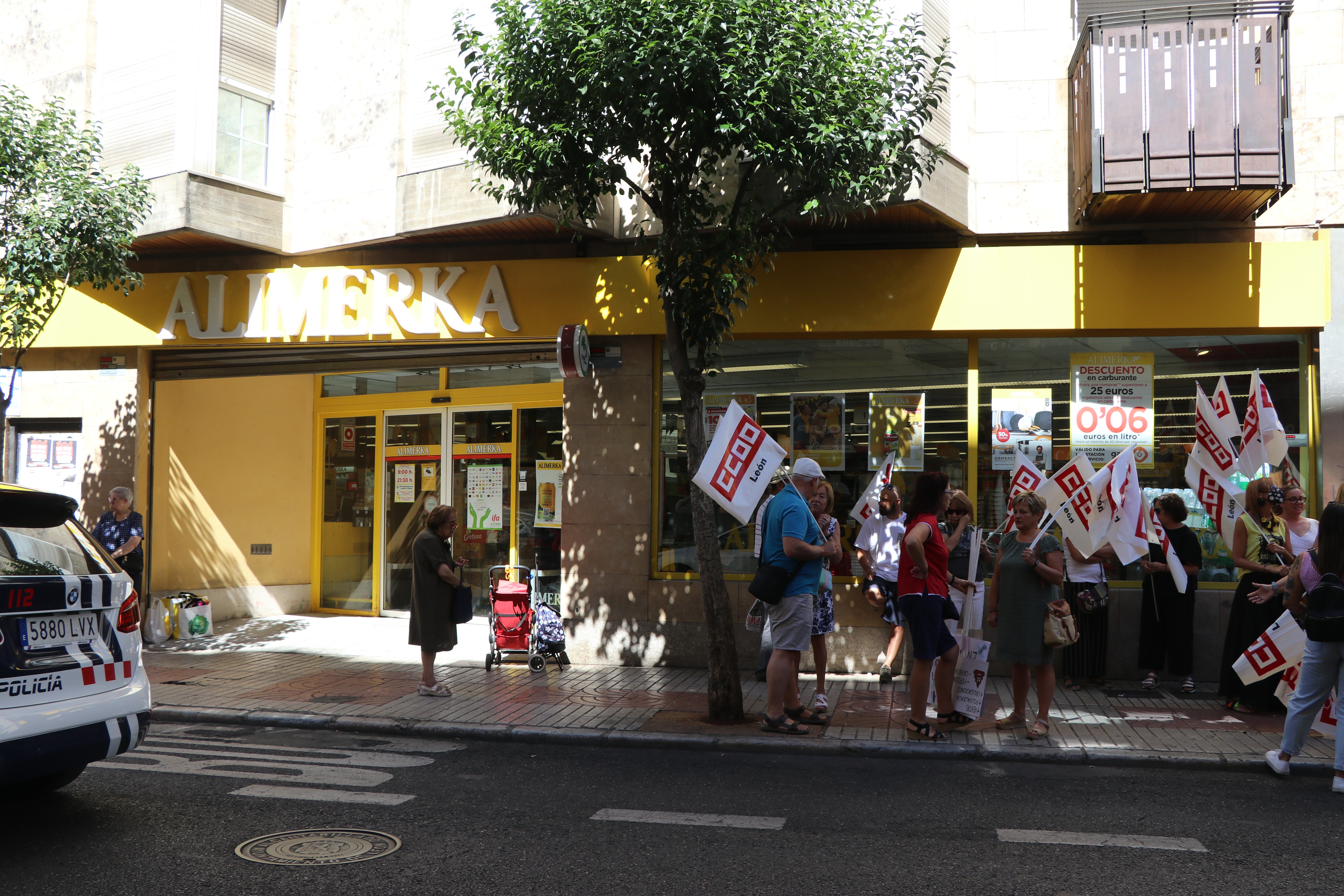 Los trabajadores de Alimerka se han concentrado para denunciar la sobrecarga de trabajo.