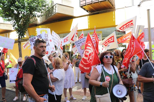 Los trabajadores de Alimerka se han concentrado para denunciar la sobrecarga de trabajo.