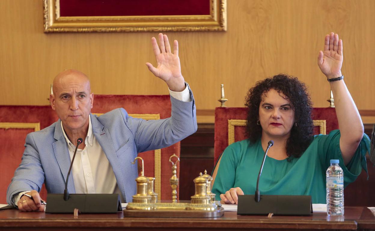 El alcalde de León vota uno de los puntos del día del pleno municipal.