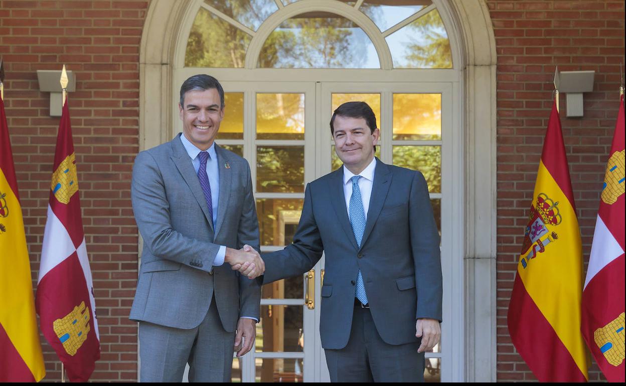 El presidente del Gobierno, Pedro Sánchez, recibe al presidente de la Junta, Alfonso Fernández Mañueco.