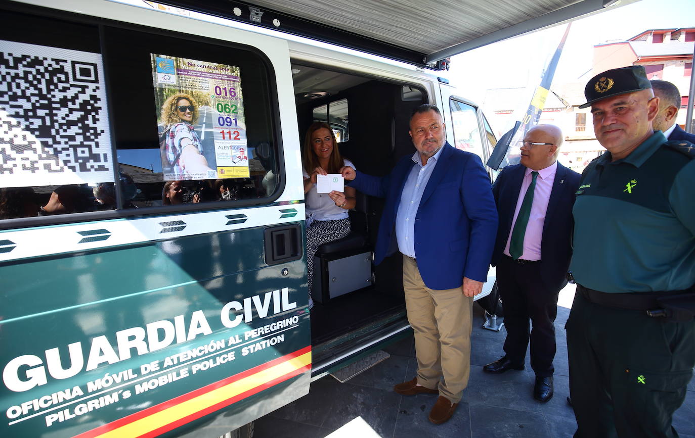 La delegada del Gobierno en Castilla y León, Virginia Barcones, durante la presentación en Camponaraya (León), de los medios activados por la Guardia Civil en 2022 para la seguridad del Camino de Santiago y la campaña 'No camines sola'