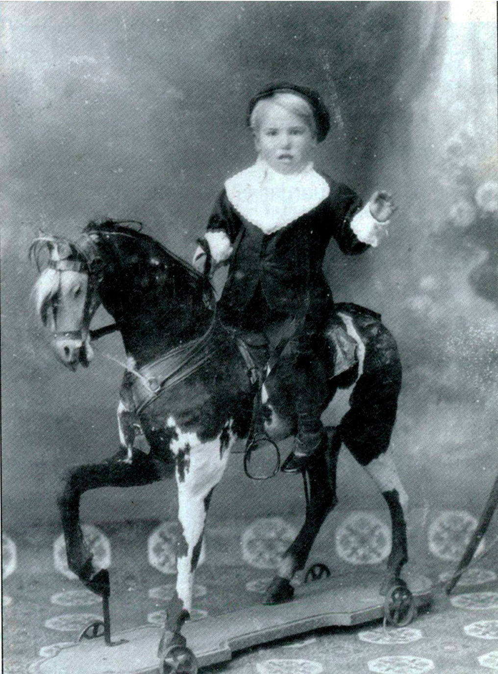 Niño de Zacos, de inicios del siglo XX, sobre caballo de cartón, en foto de estudio; del libro Zacos, de Mariano Enríquez. La Cepeda en Blanco y Negro. A. Rey Ordoño I