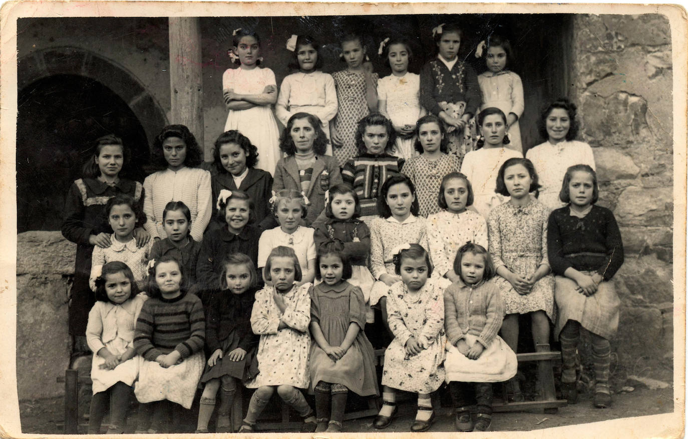 Fotografía del conjunto de las niñas de la escuela de Zacos, hacia el año 1940. La Cepeda en Blanco y Negro. A. Rey Ordoño I.