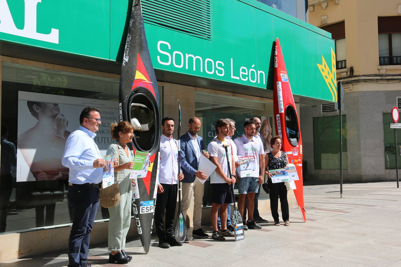 Presentación del Campeonato de España de Piragüismo en el Río Esla en la sede de Caja Rural en León