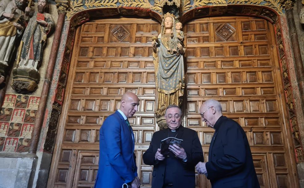 Presentación de la nueva edición de la revista 'Catedral de León', ante el pórtico de la Virgen del Dado.