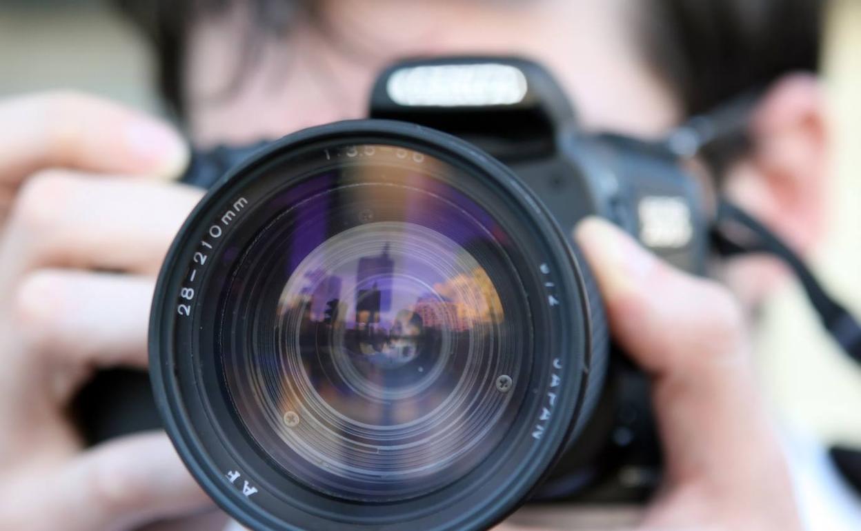 Un hombre realiza una fotografía. 