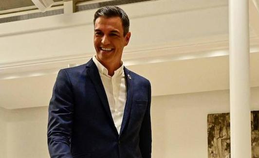 Pedro Sánchez posa sonriente para los medios.