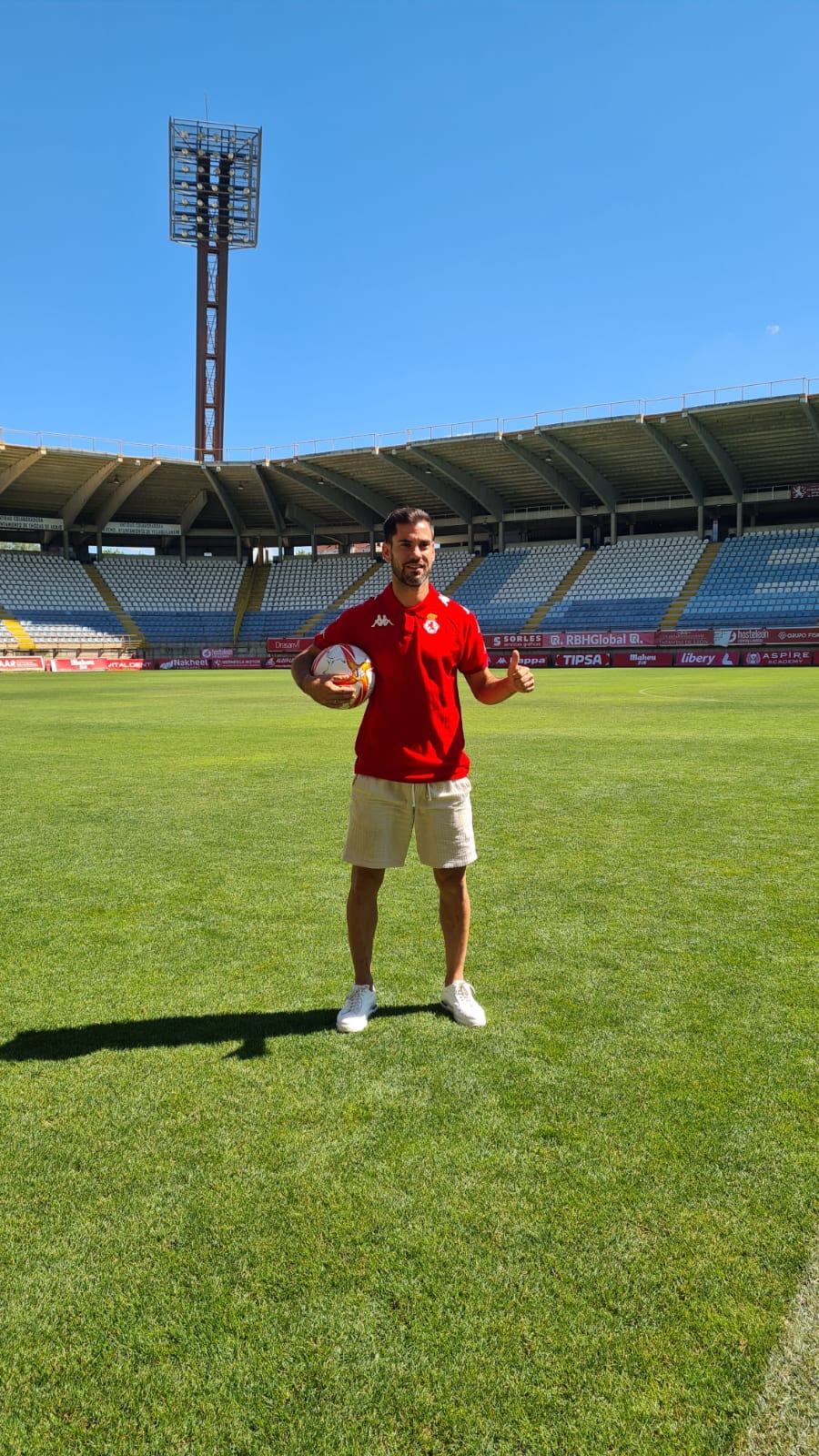 Fotos: Presentación de Saúl González en el Reino de León