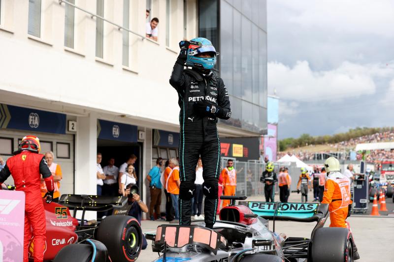 George Russell celebra la pole lograda este sábado en el circuito de Hungaroring.