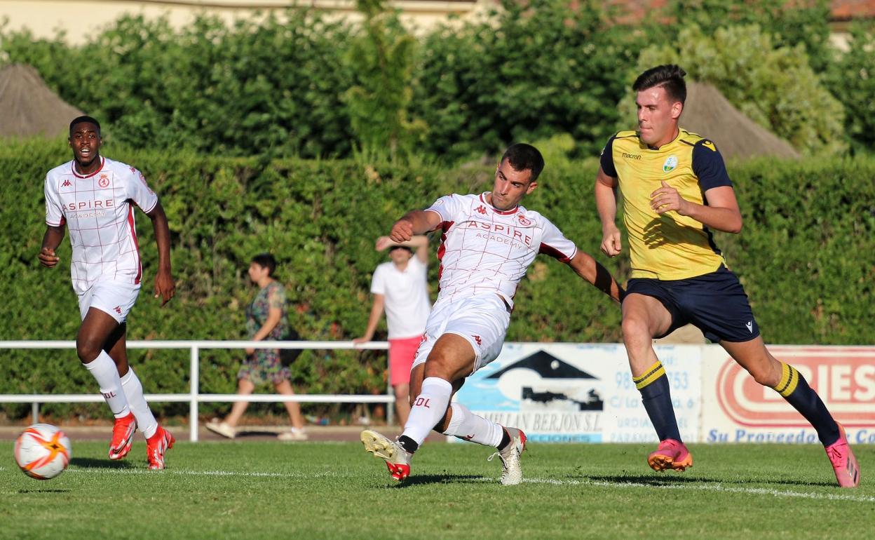 Instante en el que Claudio Medina anota su primer gol con la camiseta de la Cultural.