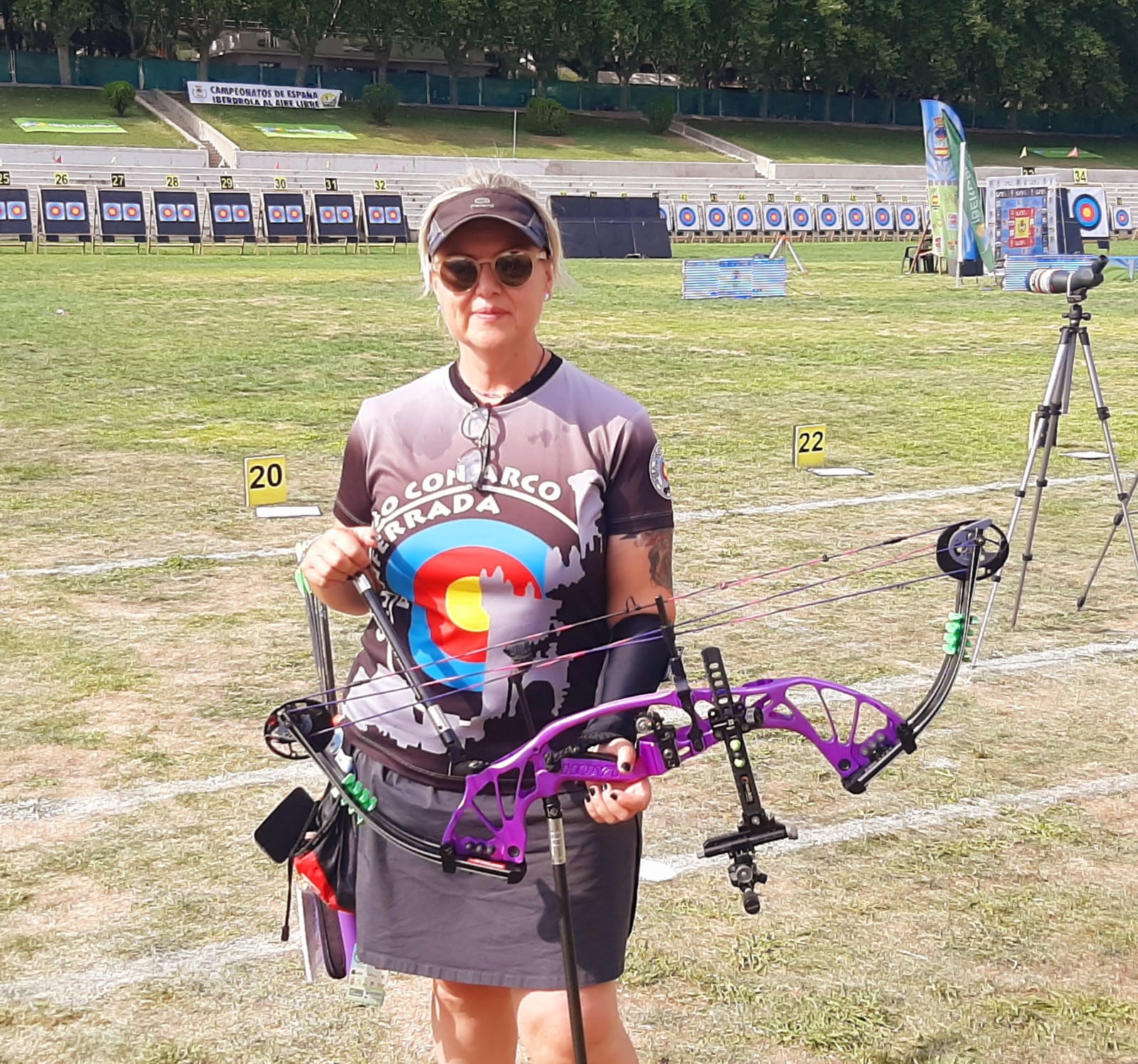 Beatriz Manuel posa con su arco. 