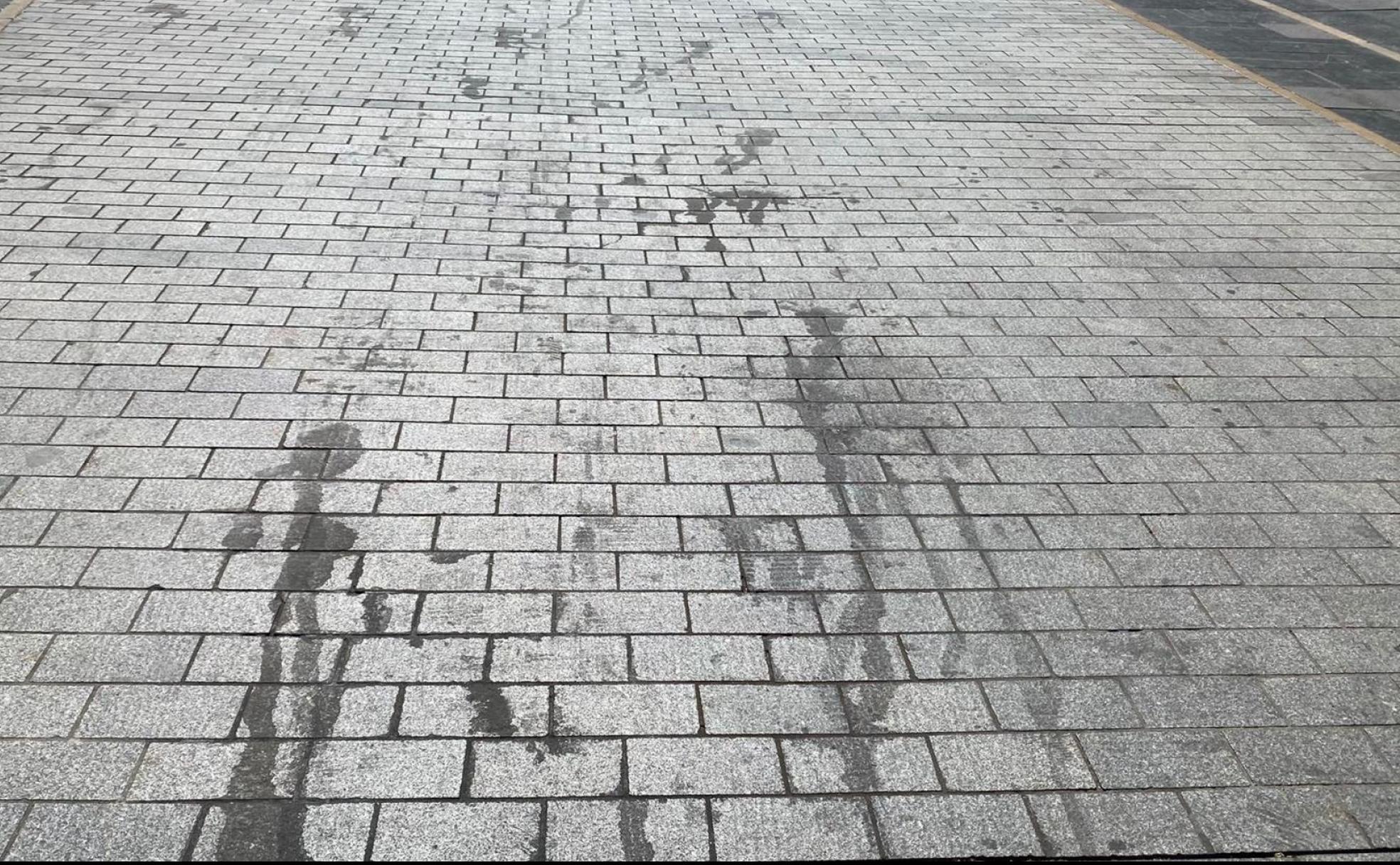 Las calles de la ciudad, incluido el casco histórico, muestran falta de limpieza en las últimas semanas; en esta imagen, el suelo de la Calle Ancha.