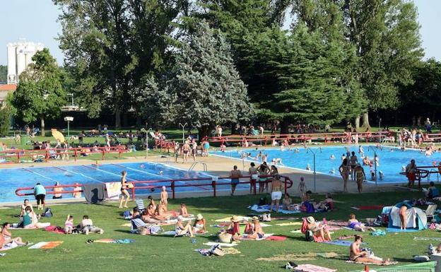 Las dos piscinas que componen el recinto veraniego de La Bañeza. 