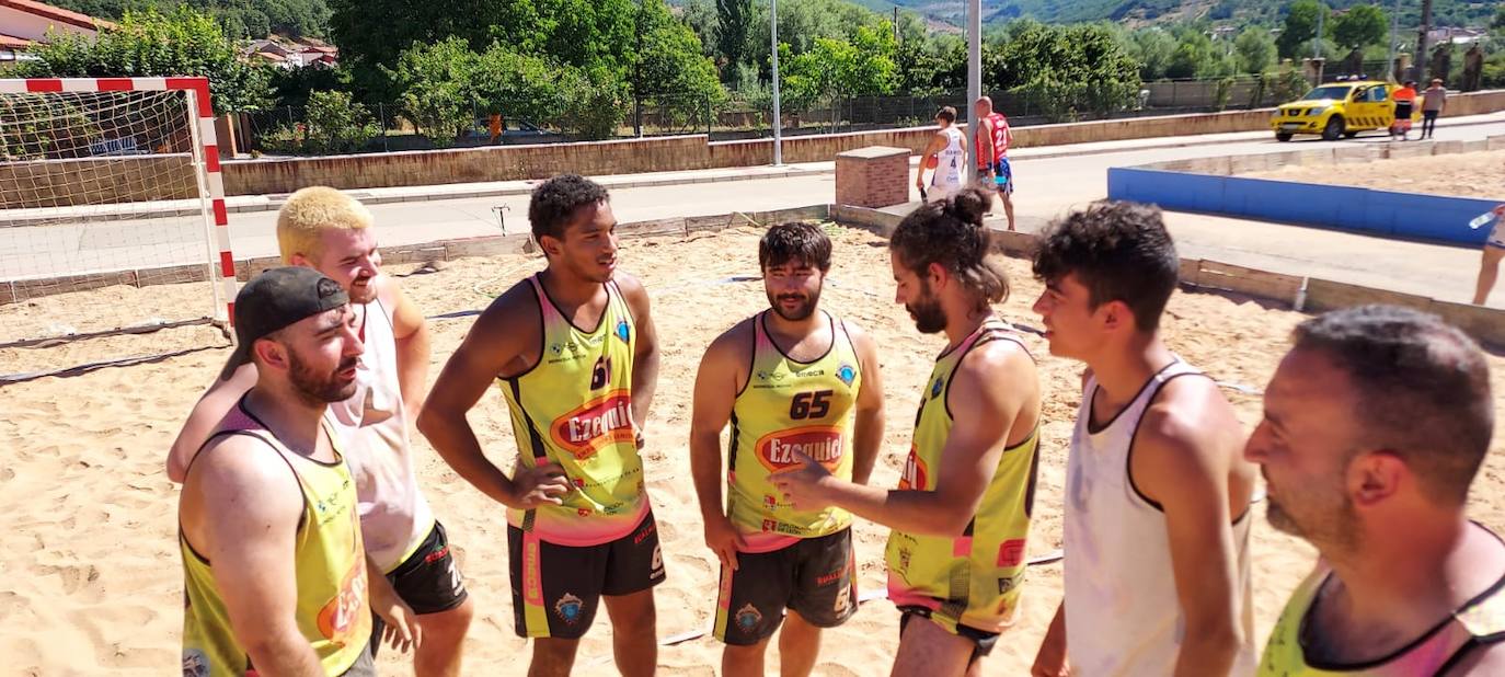 Imágenes del torneo de Balonmano Playa en Llanos de Alba