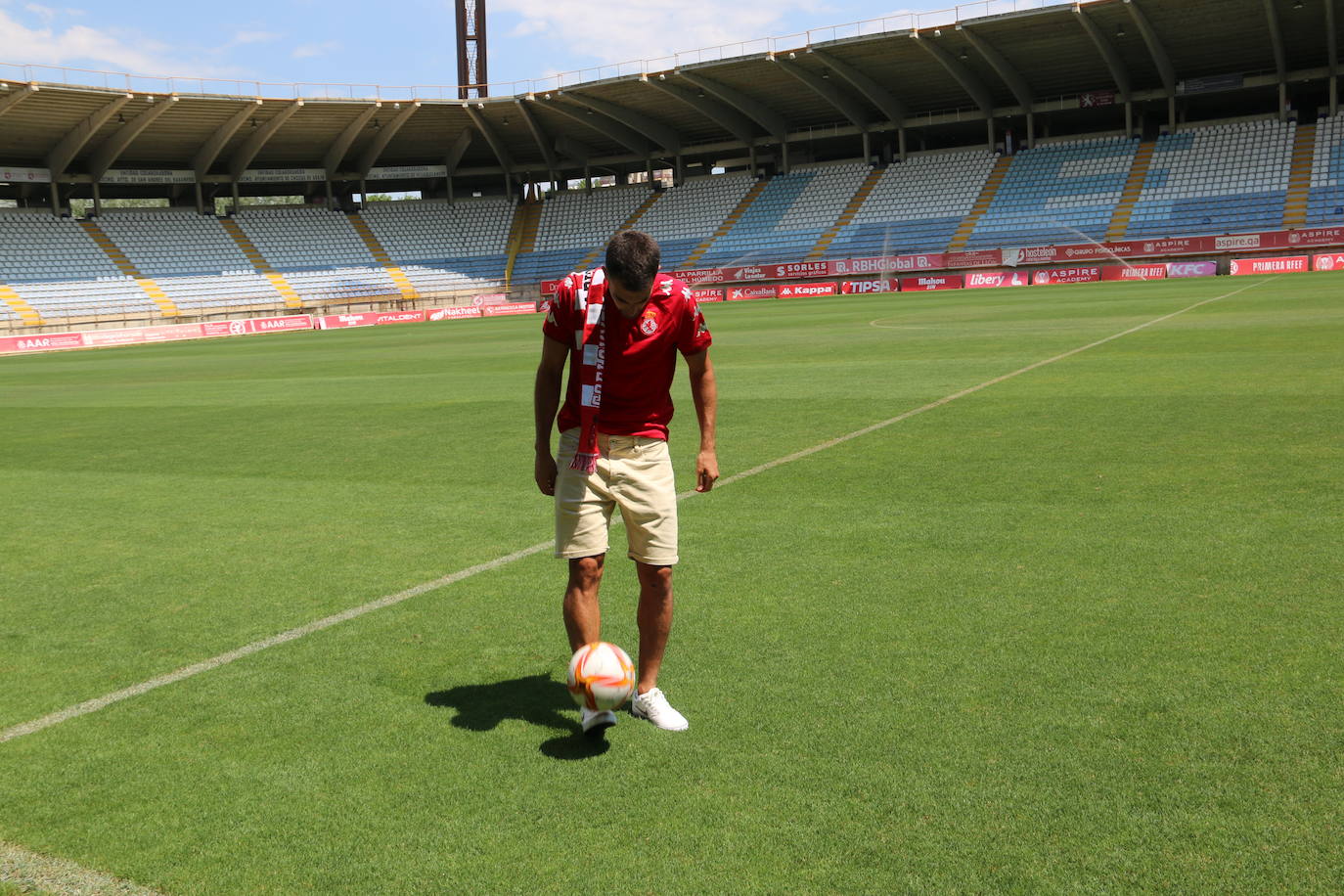 Presentación de Claudio Medina como nuevo jugador de la Cultural y Deportiva Leonesa. 