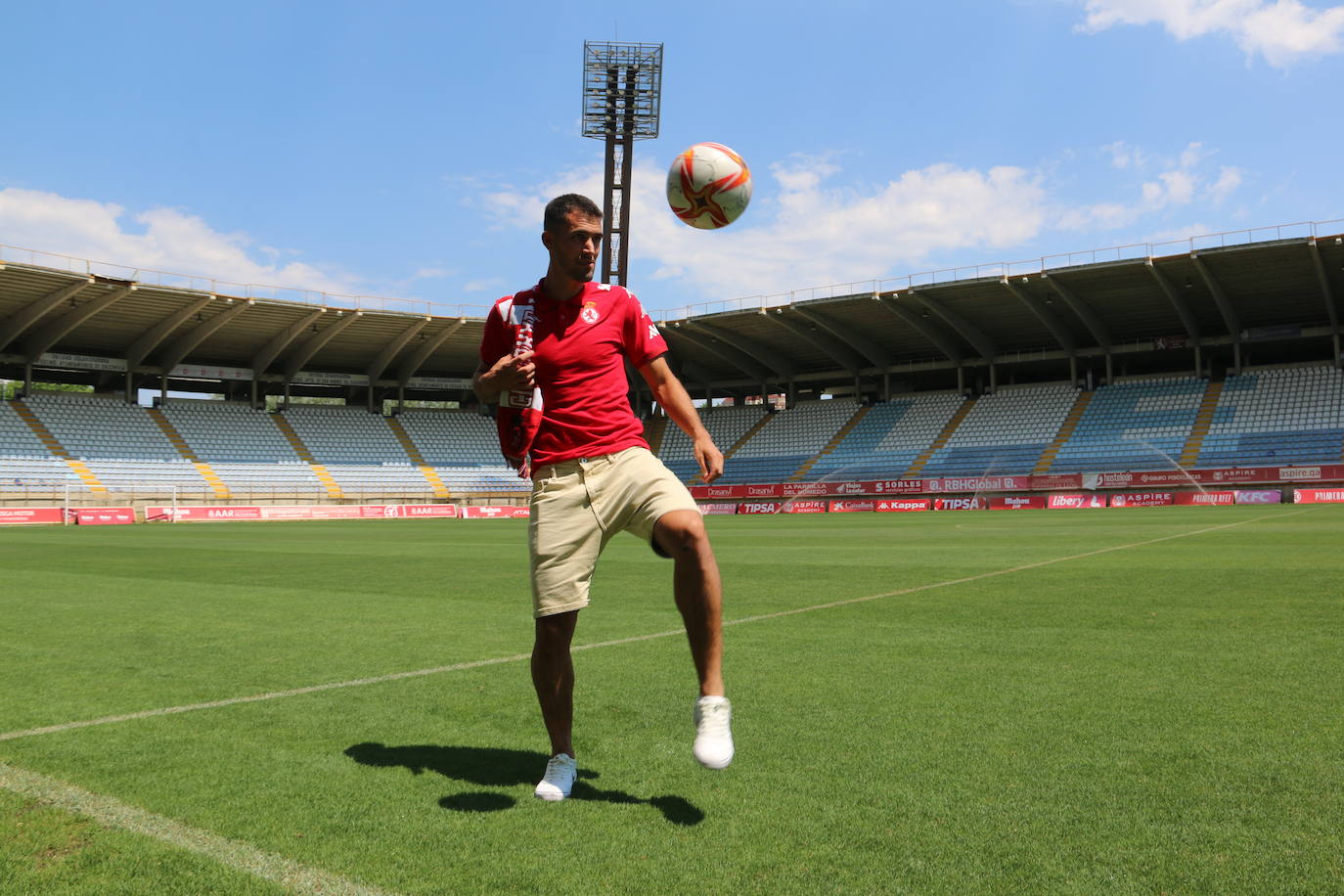 Presentación de Claudio Medina como nuevo jugador de la Cultural y Deportiva Leonesa. 