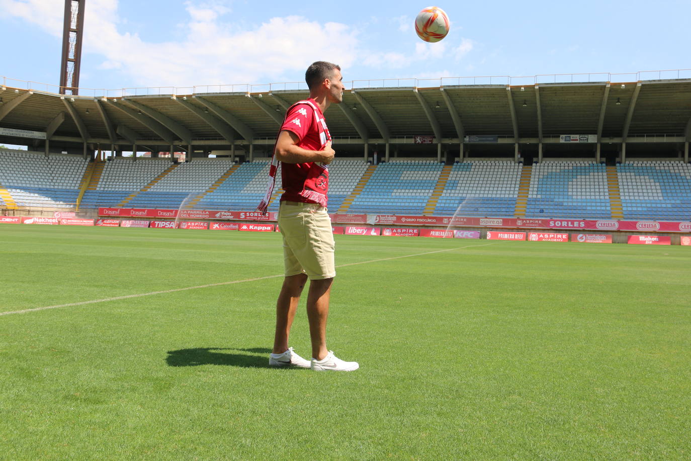 Presentación de Claudio Medina como nuevo jugador de la Cultural y Deportiva Leonesa. 