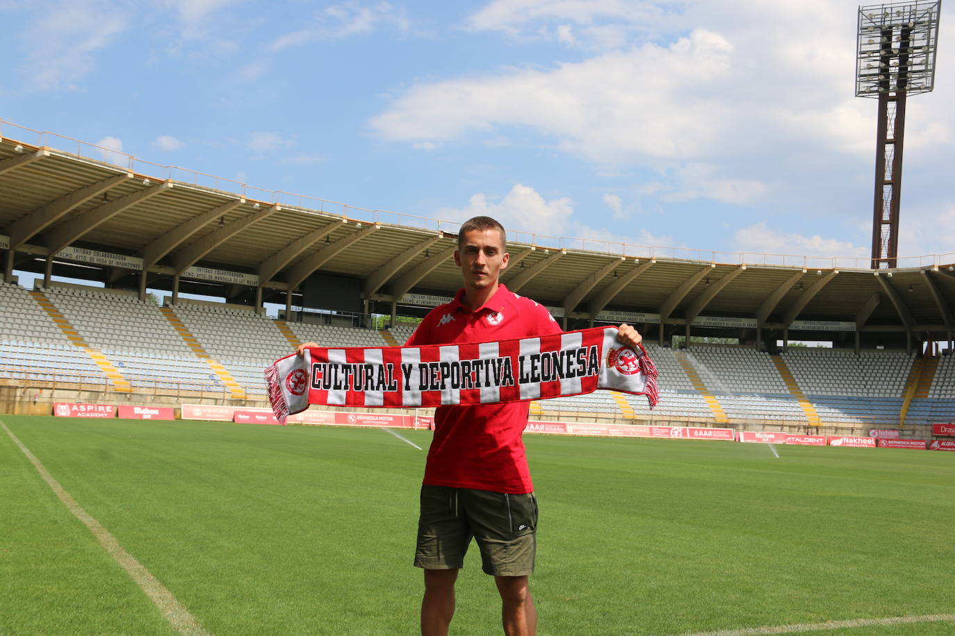 Iñigo Muñoz es presentado como nuevo jugador de la Cultural Leonesa. 