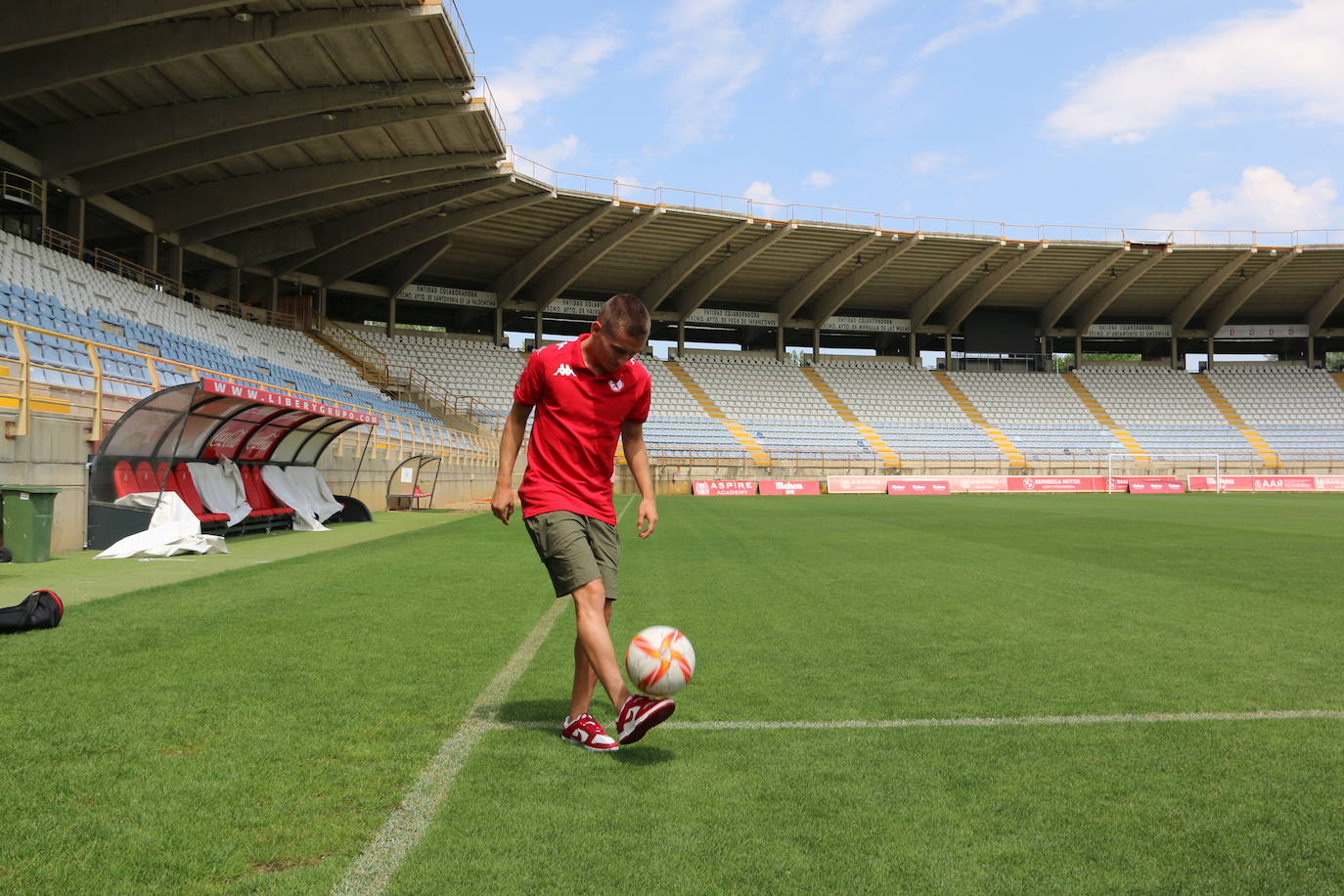 Iñigo Muñoz es presentado como nuevo jugador de la Cultural Leonesa. 