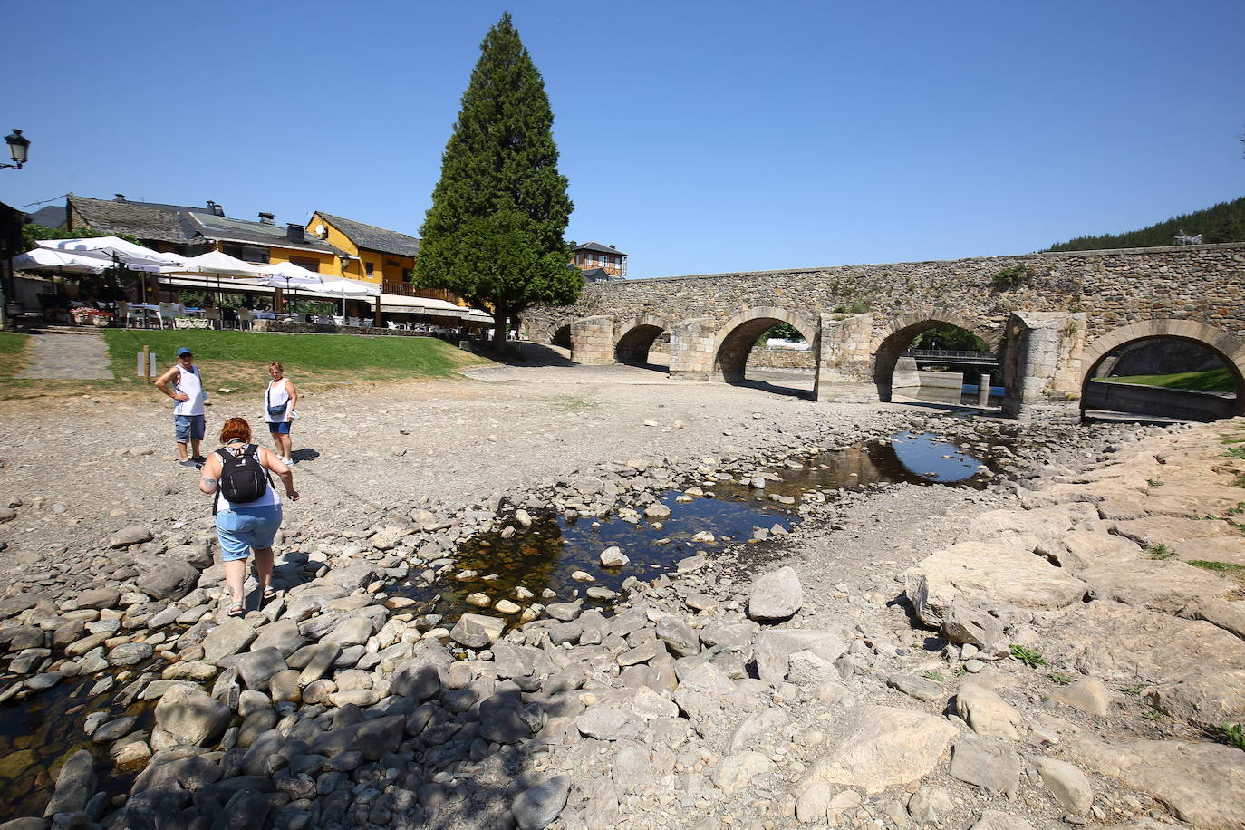 Molinaseca renuncia a su tradicional fiesta del agua ante la «sequía extrema» que afecta al Bierzo. 