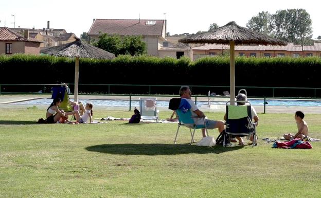 Imagen de una de las zonas de relax de las piscinas de Villamañán. 